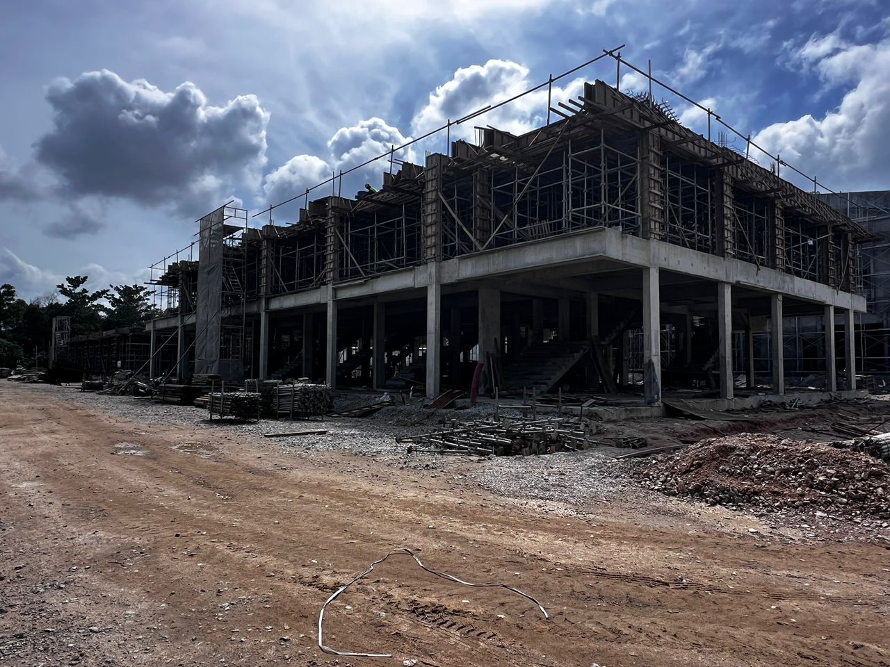 01/12/2025- Foundation completed.- Structural work, drainage, and sewerage are in progress.